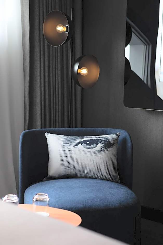 Montcalm East, Autograph Collection