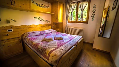 One-Bedroom Apartment with Lake View