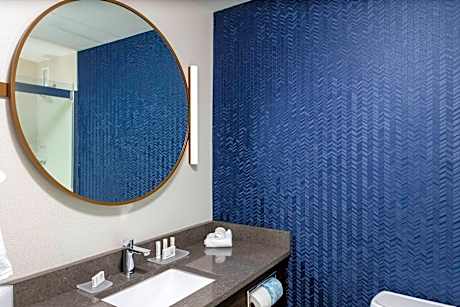 King Room with Bathtub - Mobility Access/Hearing Accessible