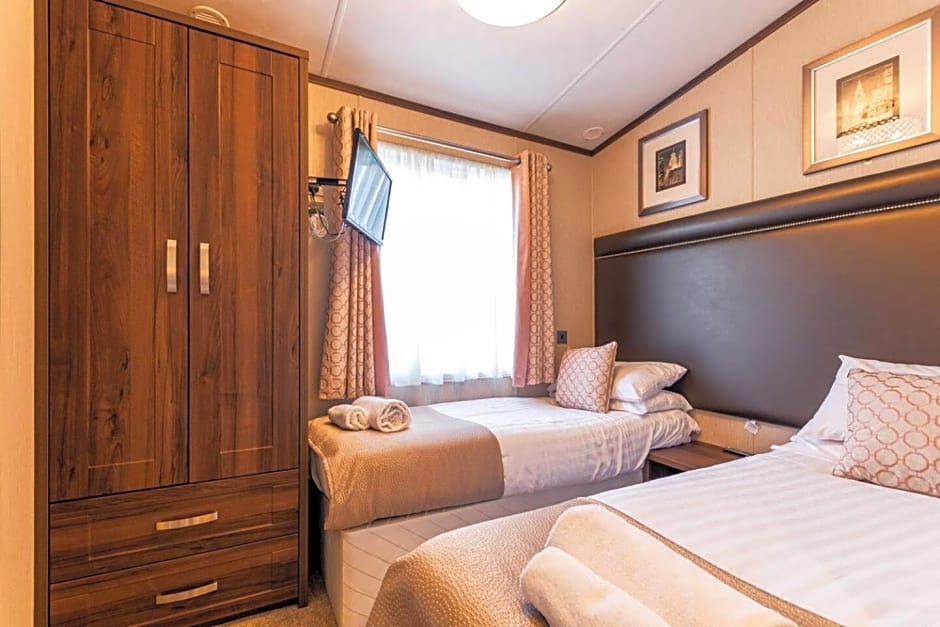 Lakeside Gem with Hot Tub