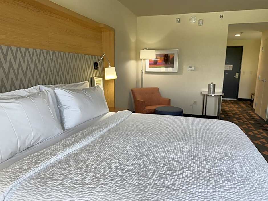 Holiday Inn Hotel And Suites Fayetteville W-Fort Bragg Area By IHG