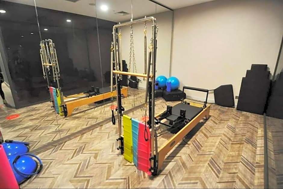 Elegant 2 bedroom apt Sinpas queen gym pools