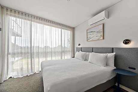 Premier Corner Suite - Free Wifi and Parking