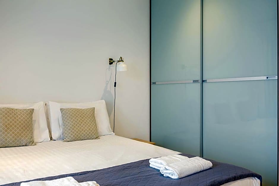 Portobello Apt with Floor-to-Ceiling Views