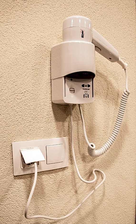 A&M Hotel with free parking