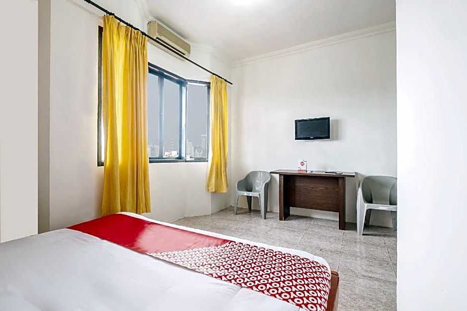 Super OYO 2704 Hotel Transit 2