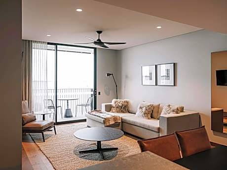 One-Bedroom Apartment with Lake View