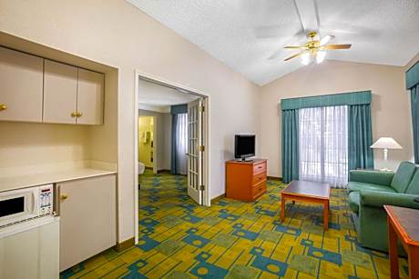 Deluxe King Suite - Non-Smoking