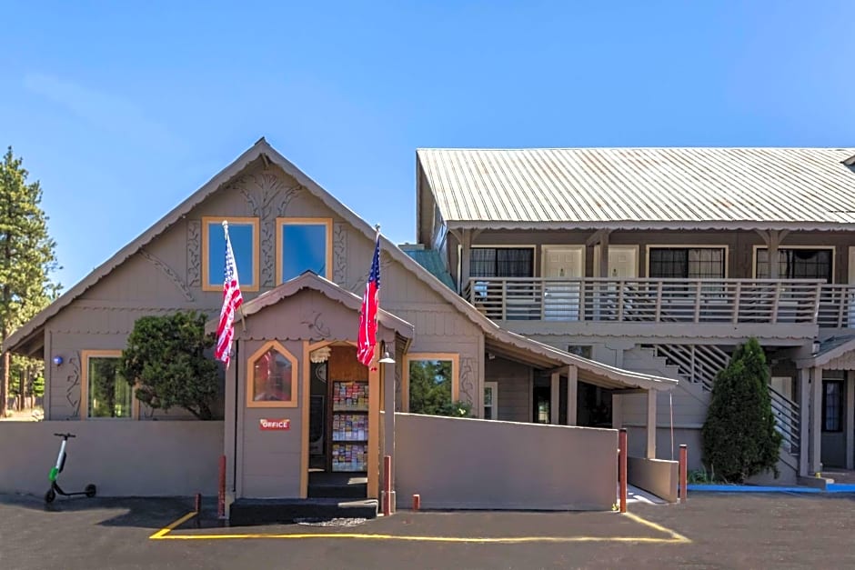 Econo Lodge Inn & Suites Heavenly Village Area