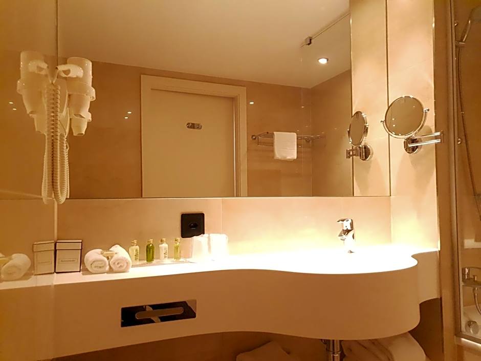 Nash Suites Airport Hotel
