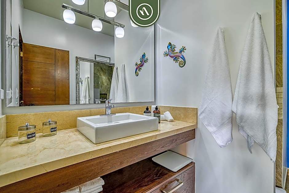 1 BR Condo - Amazing Sunsets Froom the Roof - Pool