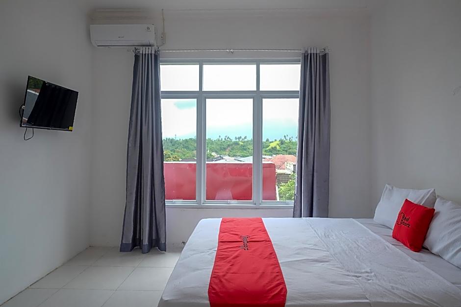 RedDoorz near De La Salle Manado