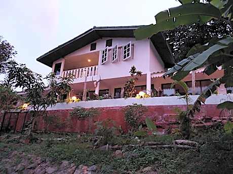 Baan Si Khao yanui