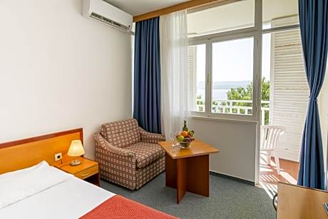 Superior Twin Room with additional bed, Sea side, Balcony