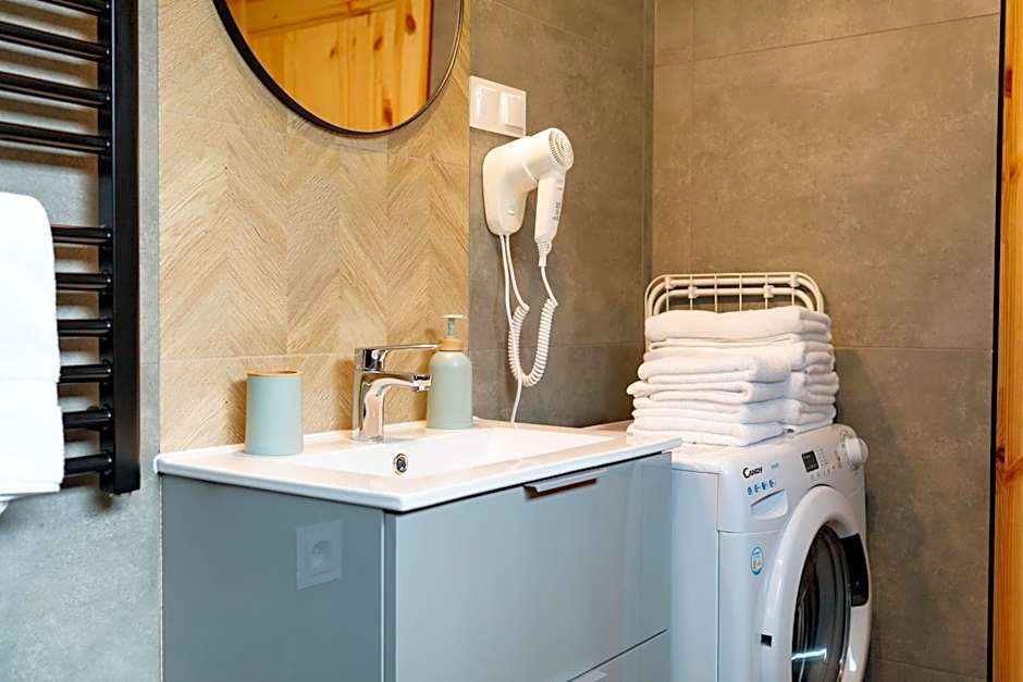 Stodoły Modyń - Domki w Beskidzie Wyspowym - staw kąpielowy, balia, sauna, grota solna - widok na góry