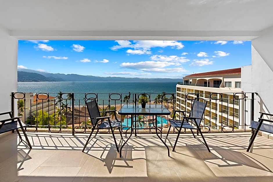 Luxury Condo just steps away from the Beach!