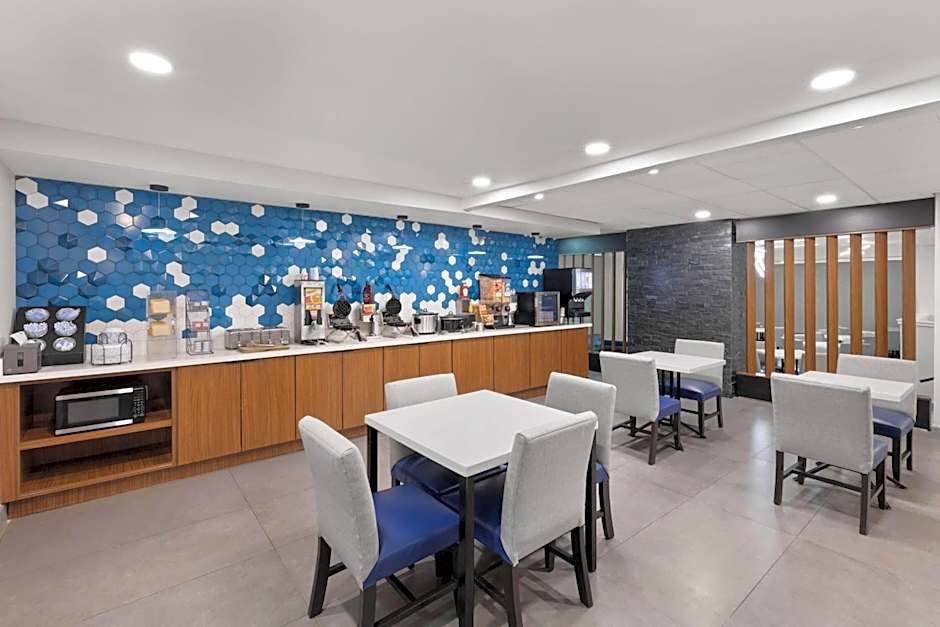 La Quinta Inn & Suites by Wyndham Houston Stafford Sugarland