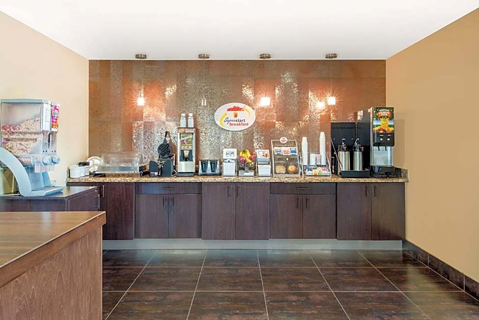 Super 8 by Wyndham Dilley TX