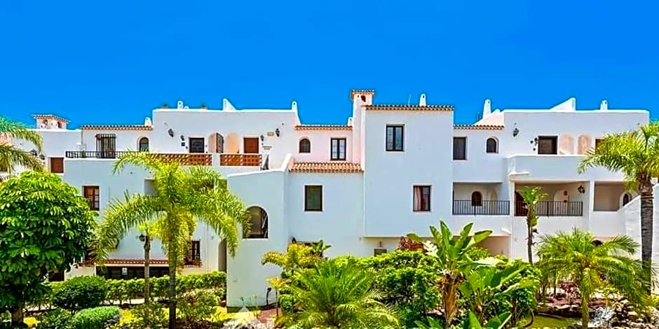 Beautiful 4 bedroom house with phenomenal golf and mountain views