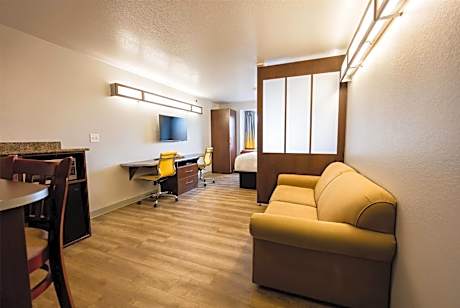 Studio Queen Suite - Non-Smoking