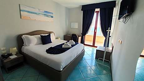 Double or Twin Room with Sea View