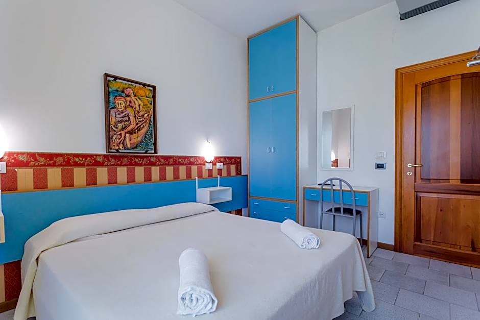 Hotel Plaza con piscina