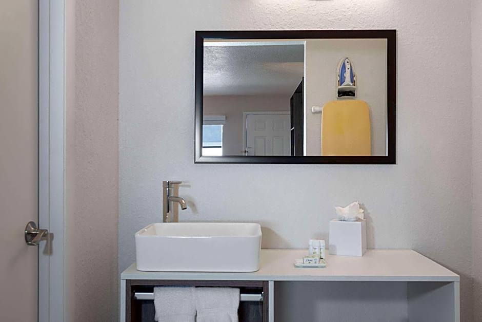 Howard Johnson by Wyndham Orlando Lake Buena Vista South