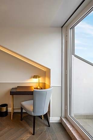 Deluxe King Room with Balcony