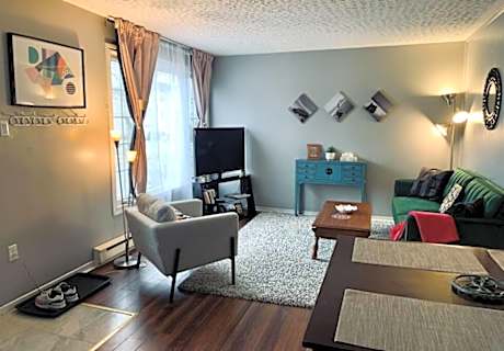 Cozy 2-BDRM, Mid Floor, Backyard