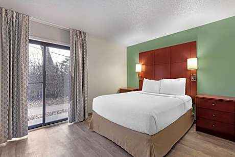 1 Queen Bed Nonsmoking Accessible