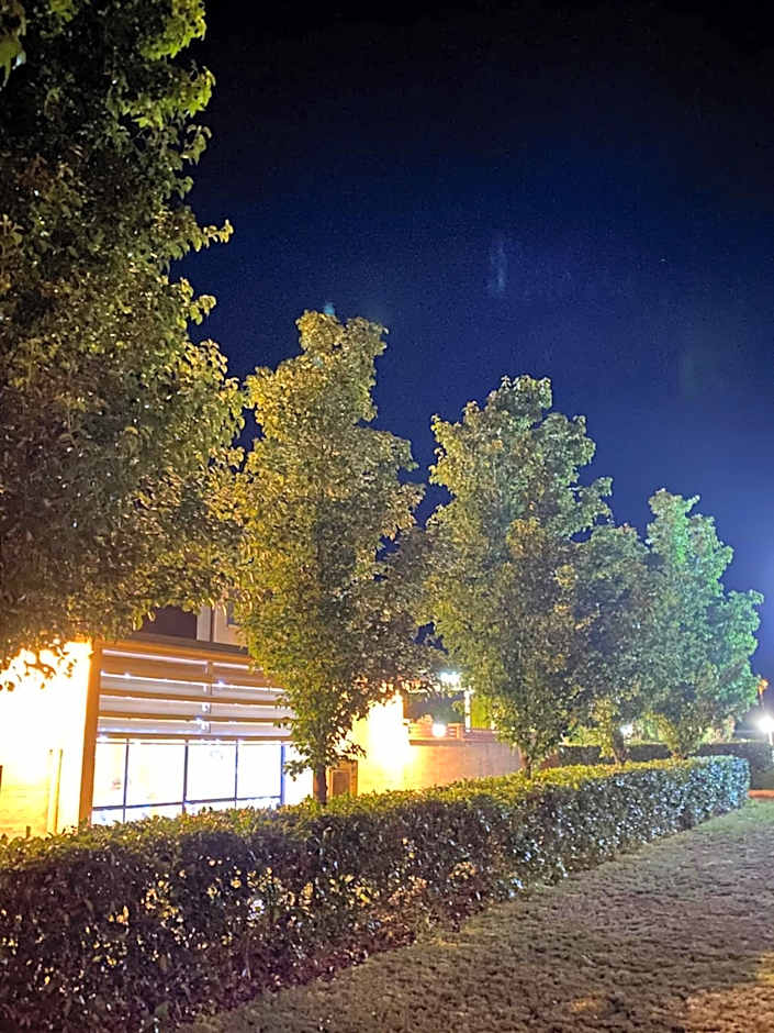 Country Gardens Motel