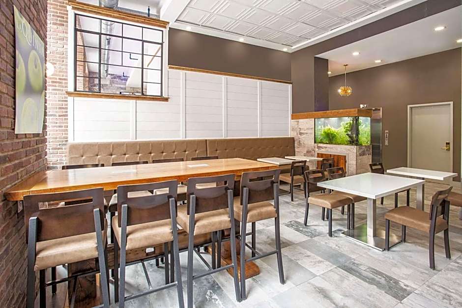 La Quinta Inn & Suites by Wyndham Baltimore Downtown