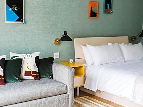 Den Queen - Drake Motor Inn