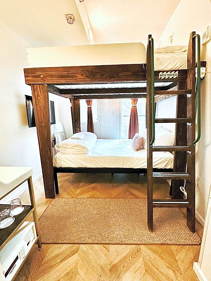 Photo 1 of 3 of 1 Queen Bed and 1 Bunk Bed