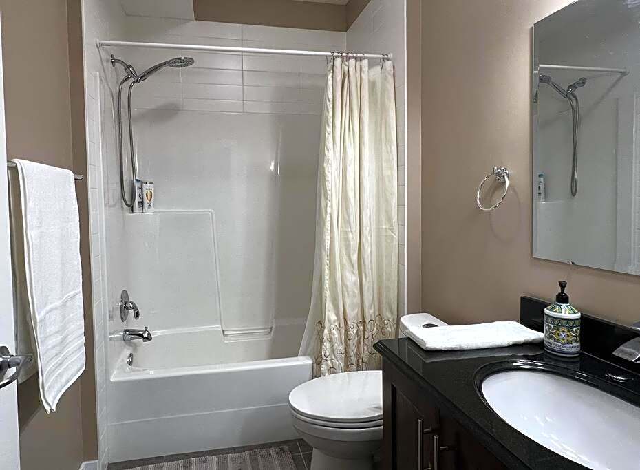 Spacious Private Walkout Entire Suite Close to YYC, DT, Shops, Stampede & Mountains with many Amenities in Panorama Hills NW - 4 Can Sleep