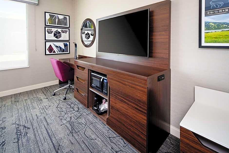 Hampton Inn By Hilton & Suites Gilroy, CA