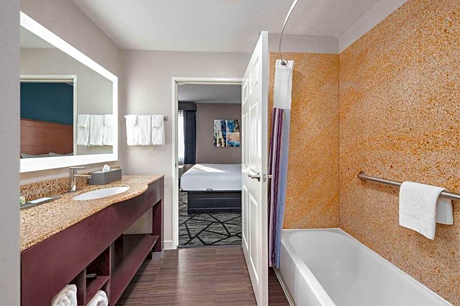 La Quinta Inn & Suites by Wyndham Alvarado