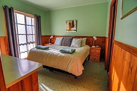 One-Bedroom Cottage with Spa Bath