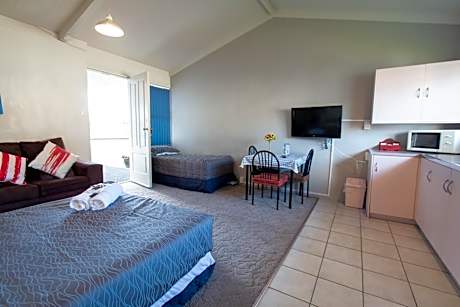 Family One-Bedroom Apartment with Garden View
