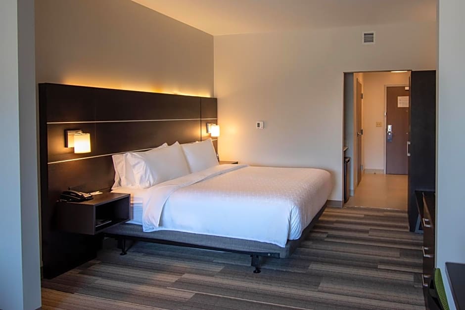 Holiday Inn Express and Suites Tonawanda Buffalo Area