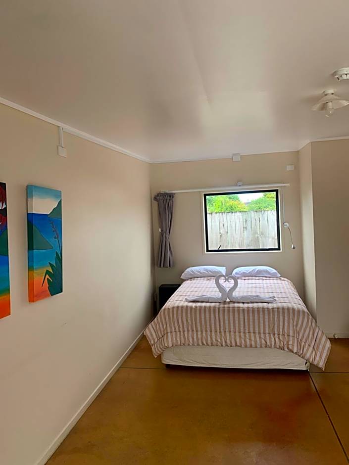 Beachcomber Lodge & Backpacker