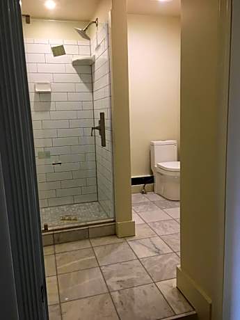 Deluxe Queen Room- Walk Up