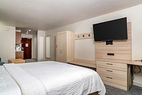 1 King Bed Suite Comm Accessible Tub