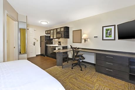 Studio Queen Suite
