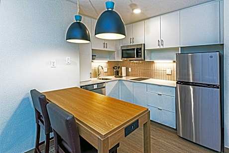 1 King 1 Bedroom Suite Mobil Access Tub