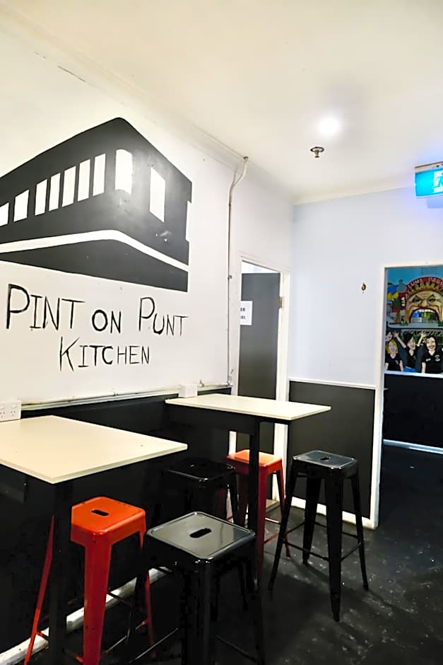 Pint On Punt Backpackers