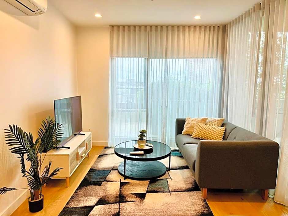 Chic 1BR Apt Urban Retreat Pool Parking Gym