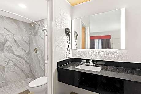 2 Double Beds, Smoking Room, Upstairs, High Speed Internet Access, Microwave And Refrigerator, Full 