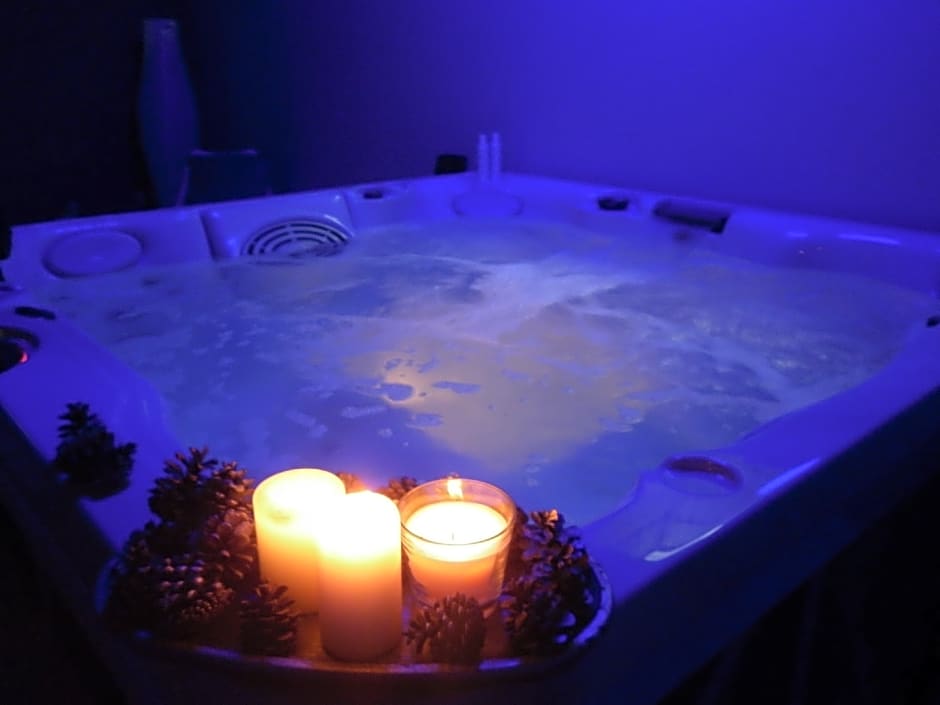 Hillside Villa with Swimming Pool and Jacuzzi - Frasassi Caves