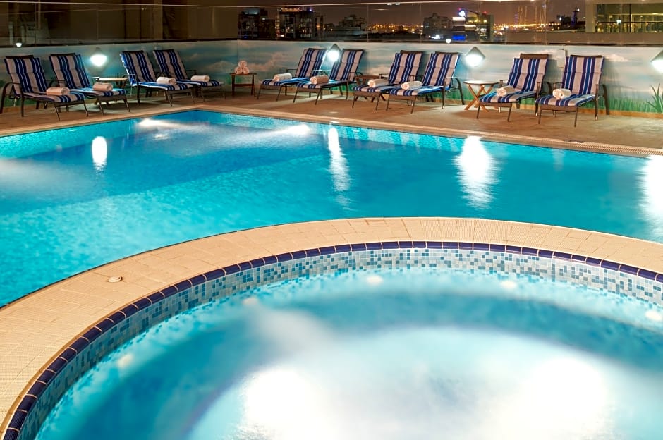 Ramada Hotel Dubai бассейн